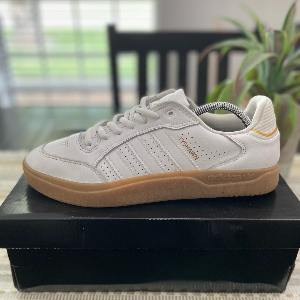 💥 Adidas | Tyshawn 1 Low | White Leather Gum Sole Gold Embossed